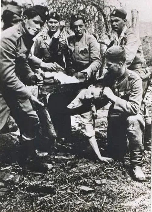 Torturando con una sierra a un prisionero serbio en Jasenovac